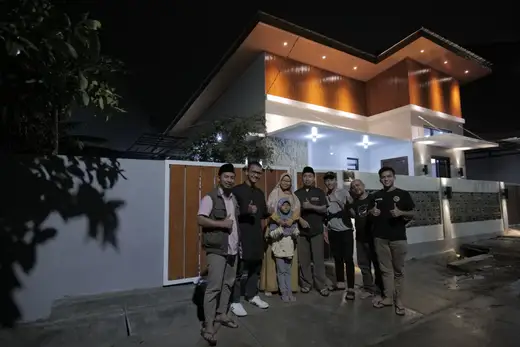 Serah terima kunci bersama klien RHI Build